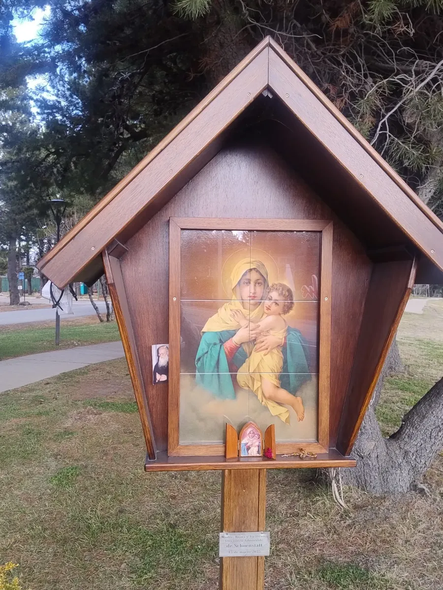 La ermita del Este: una casita de madera sobre un poste con la imagen de la Mater, entre los pinos