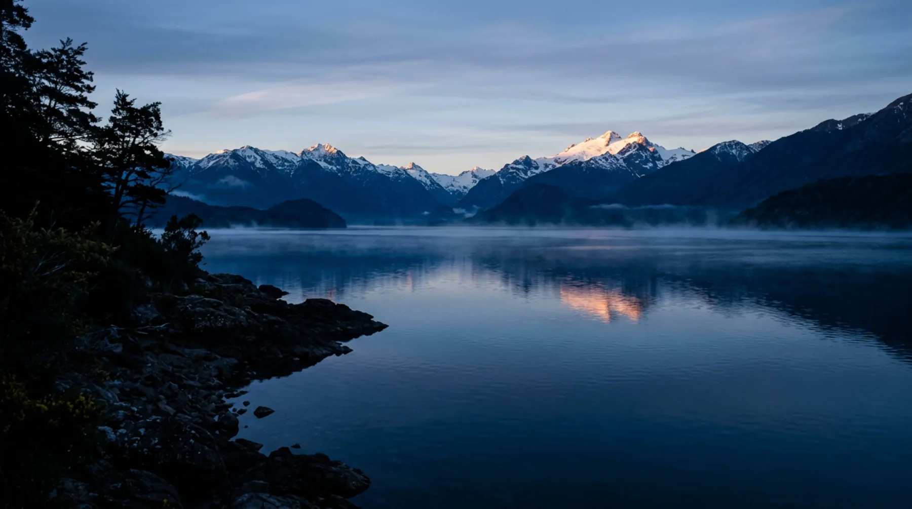 Lago Nahuel Huapi al amanecer, con la cordillera nevada al fondo