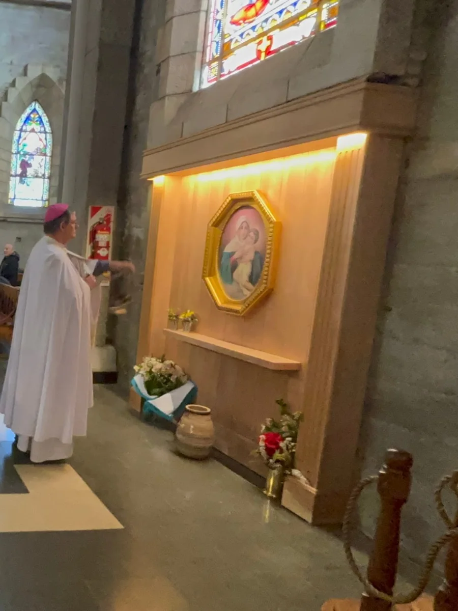 La imagen de la Mater en la Catedral, con el obispo delante