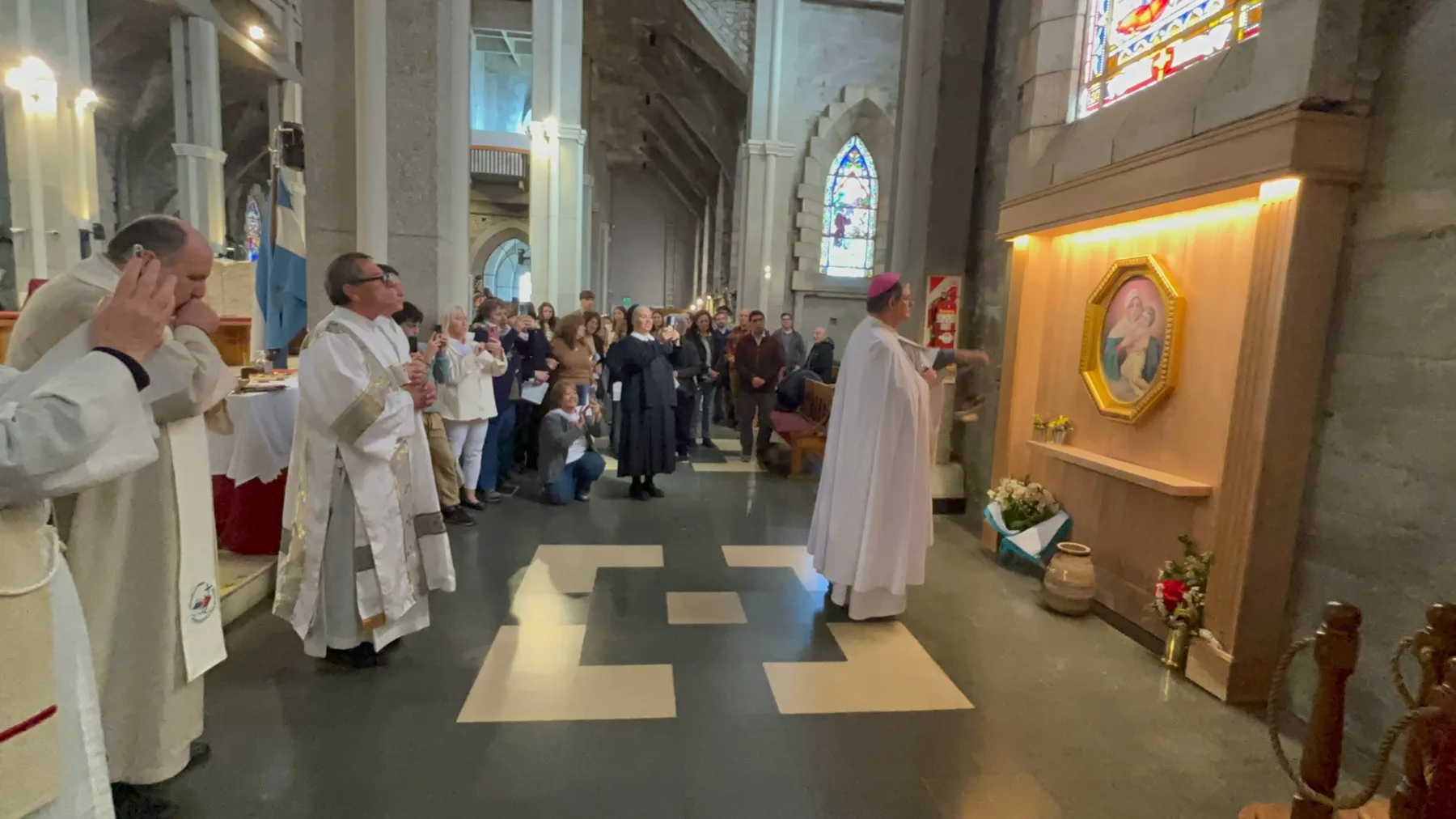 Misa en la Catedral de Bariloche: el obispo bendice la imagen entronizada ante la comunidad